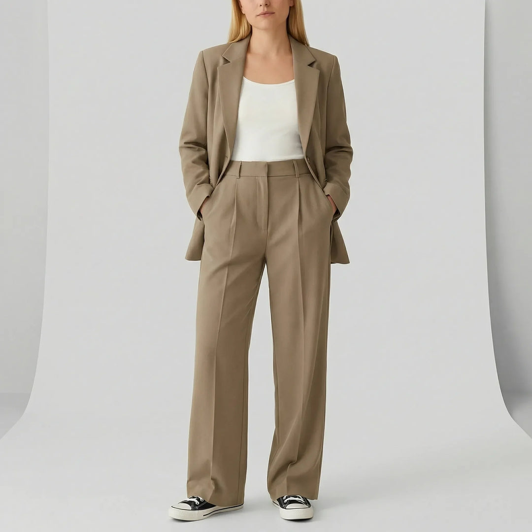 Festlig damkostym Zoe i khaki, figursydd och elegant. Perfekt byxkostym för kvällens tillställningar.