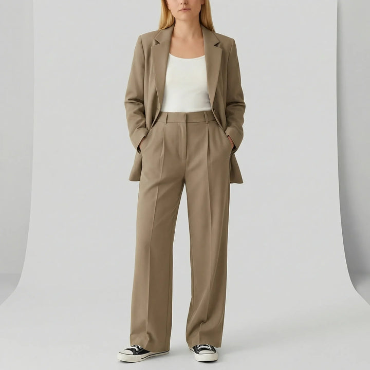 Festlig damkostym Zoe i khaki, figursydd och elegant. Perfekt byxkostym för kvällens tillställningar.