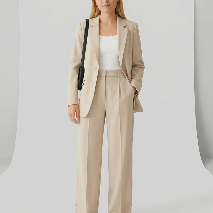 Modern damkostym Zoe, tvådelad med bekväm figursydd passform. Elegant byxkostym för varje tillfälle.