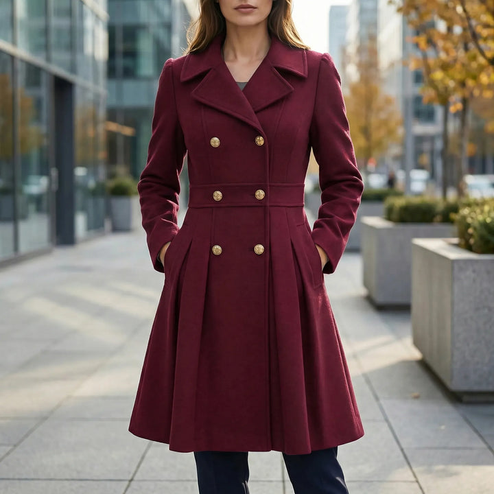 Elegant, figursydd kort kappa Leah i lila. Klassisk dubbelknäppt damkappa för höst/vinter. Värmande ytterplagg.