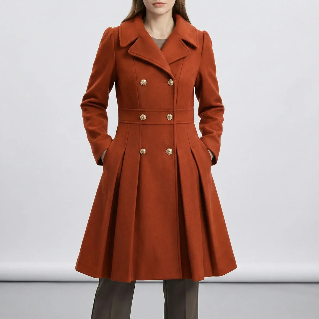 Modell bär figursydd kort kappa Leah. Elegant dubbelknäppt ytterplagg för kvinnor, perfekt för höst/vinter.