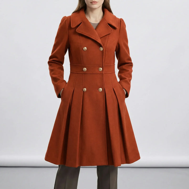 Modell bär figursydd kort kappa Leah. Elegant dubbelknäppt ytterplagg för kvinnor, perfekt för höst/vinter.