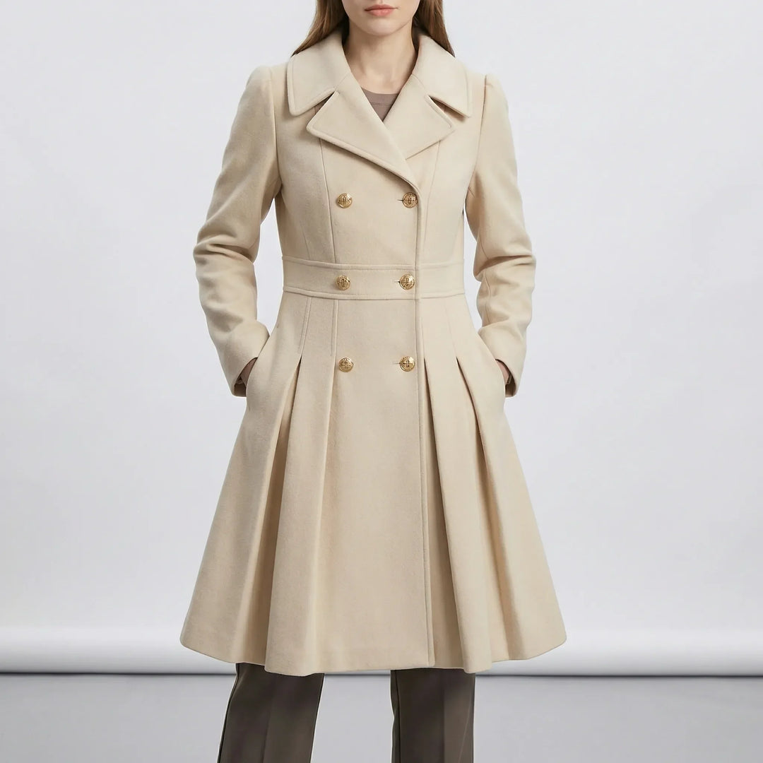 Figursydd A-linje kappa Leah i lila. Kort damkappa med smickrande silhuett för en tidlös och elegant stil.