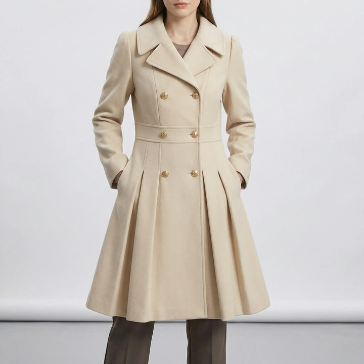 Figursydd A-linje kappa Leah i lila. Kort damkappa med smickrande silhuett för en tidlös och elegant stil.