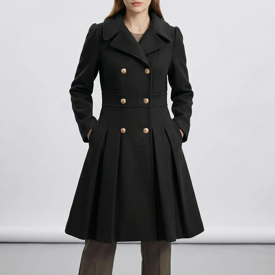 Närbild på knappar och tygdetalj från Leah figursydda korta kappa. Elegant och värmande kvinnokläder.