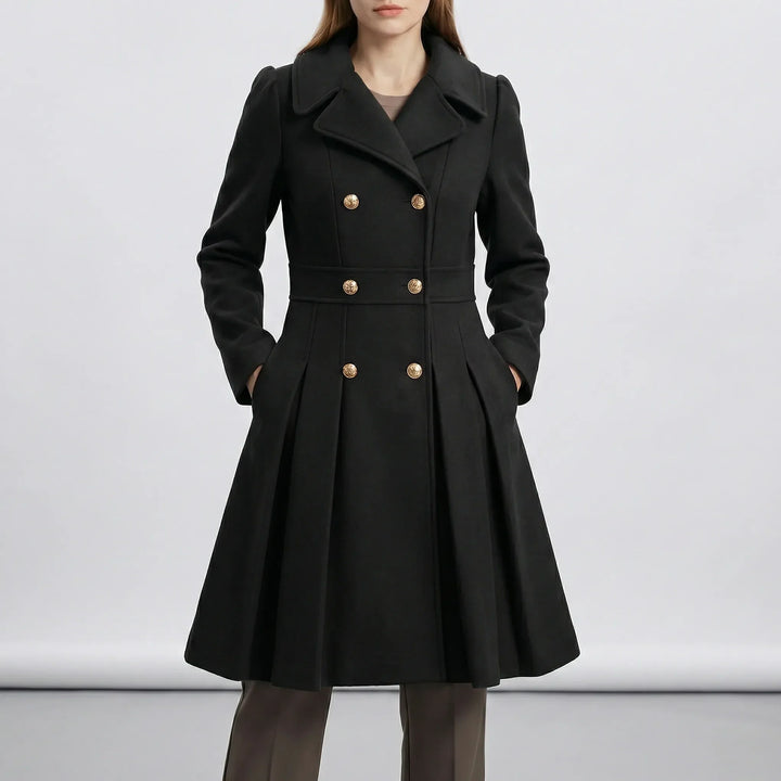 Närbild på knappar och tygdetalj från Leah figursydda korta kappa. Elegant och värmande kvinnokläder.