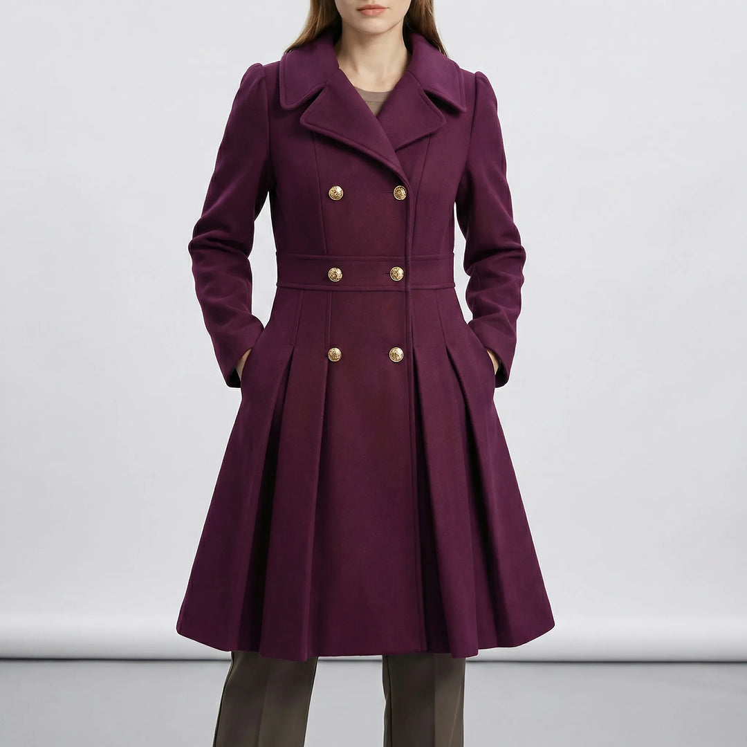 Modell i lila Leah figursydd kort kappa. Elegant dubbelknäppt damkappa, perfekt för höst och vinter. Klassisk stil.