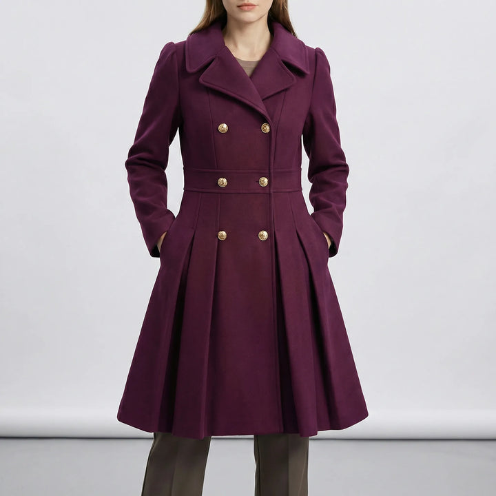 Modell i lila Leah figursydd kort kappa. Elegant dubbelknäppt damkappa, perfekt för höst och vinter. Klassisk stil.