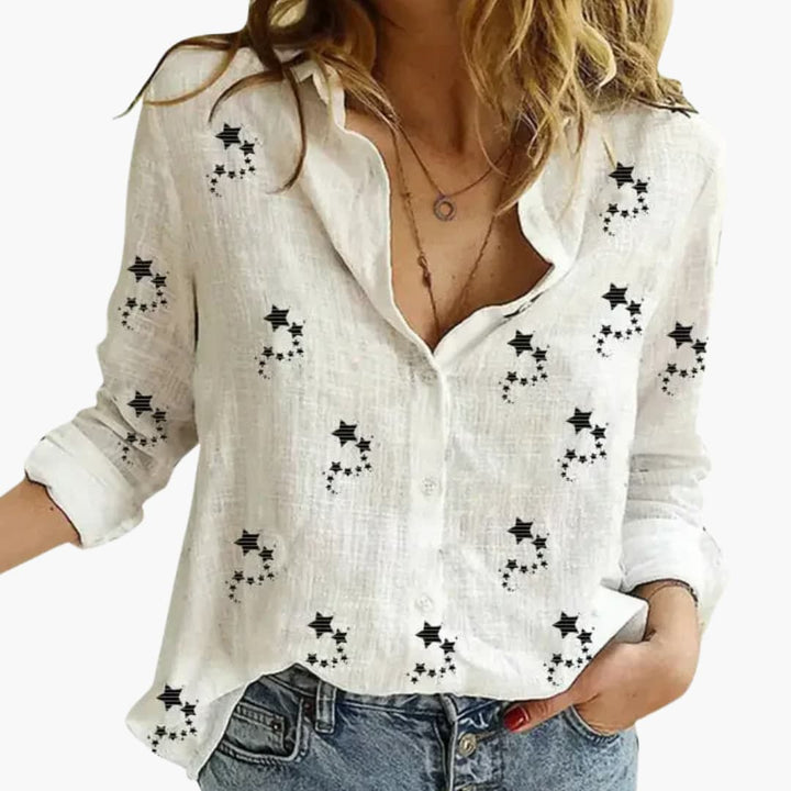 Elegant figursydd kvinnors blus med blommönster. Långärmad damkläder, perfekt för kontor eller vardag.