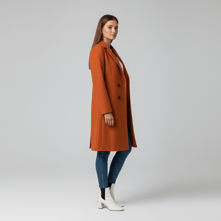 Klassisk figursydd långkappa för dam, elegant design, idealisk för fest och professionella möten.