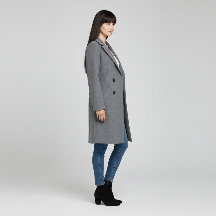 Damkappa med figursydd passform i lång modell, Kiara, visar elegant siluett i sidovy.