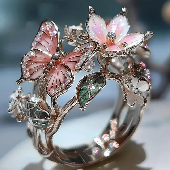 "Elegant fjärilsformad ring i roséguld och silver, justerbar storlek. Smyckad med gnistrande pavé-stenar. Damsmycke."