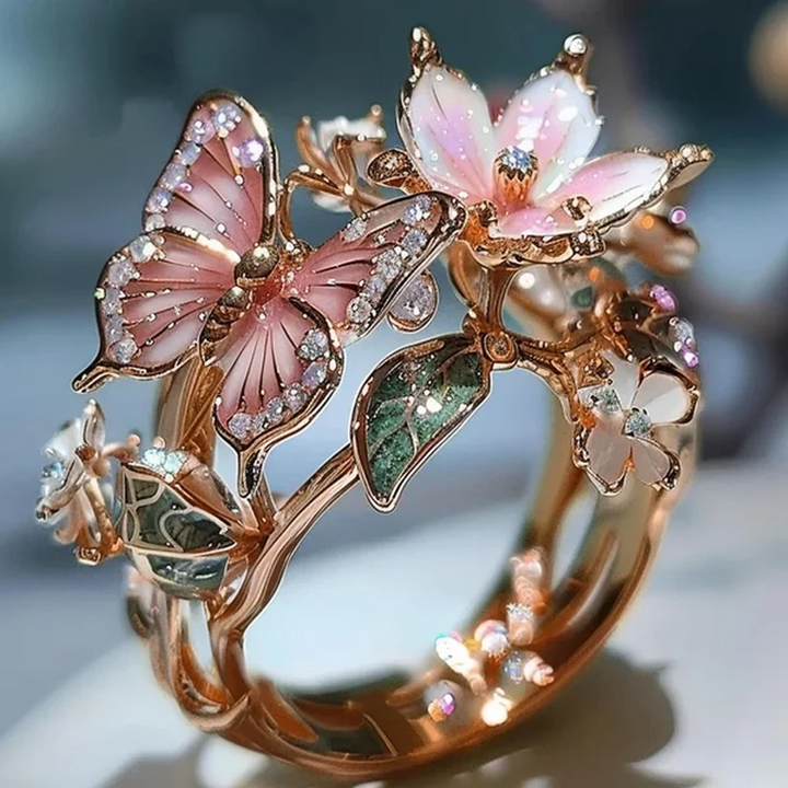"Elegant fjärilsformad ring i roséguld och silver, justerbar storlek. Smyckad med gnistrande pavé-stenar. Damsmycke."