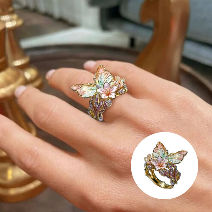 "Elegant fjärilsformad ring i roséguld och silver, justerbar storlek. Smyckad med gnistrande pavé-stenar. Damsmycke."
