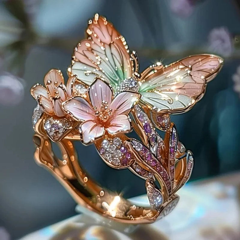 "Elegant fjärilsformad ring i roséguld och silver, justerbar storlek. Smyckad med gnistrande pavé-stenar. Damsmycke."