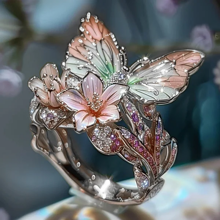 "Elegant fjärilsformad ring i roséguld och silver, justerbar storlek. Smyckad med gnistrande pavé-stenar. Damsmycke."
