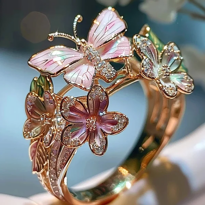 "Elegant fjärilsformad ring i roséguld och silver, justerbar storlek. Smyckad med gnistrande pavé-stenar. Damsmycke."
