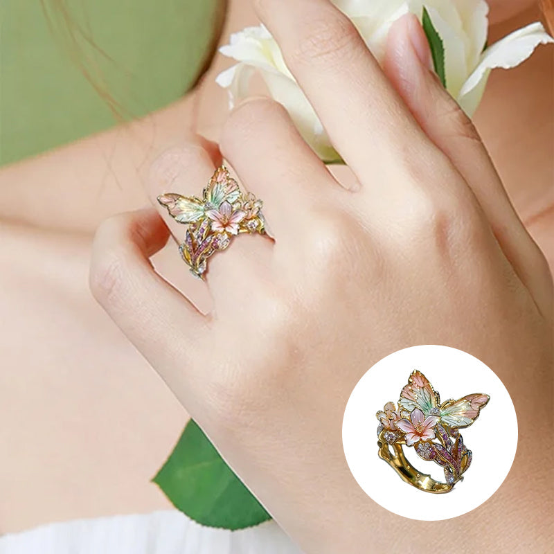 "Elegant fjärilsformad ring i roséguld och silver, justerbar storlek. Smyckad med gnistrande pavé-stenar. Damsmycke."