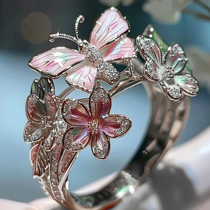 "Elegant fjärilsformad ring i roséguld och silver, justerbar storlek. Smyckad med gnistrande pavé-stenar. Damsmycke."