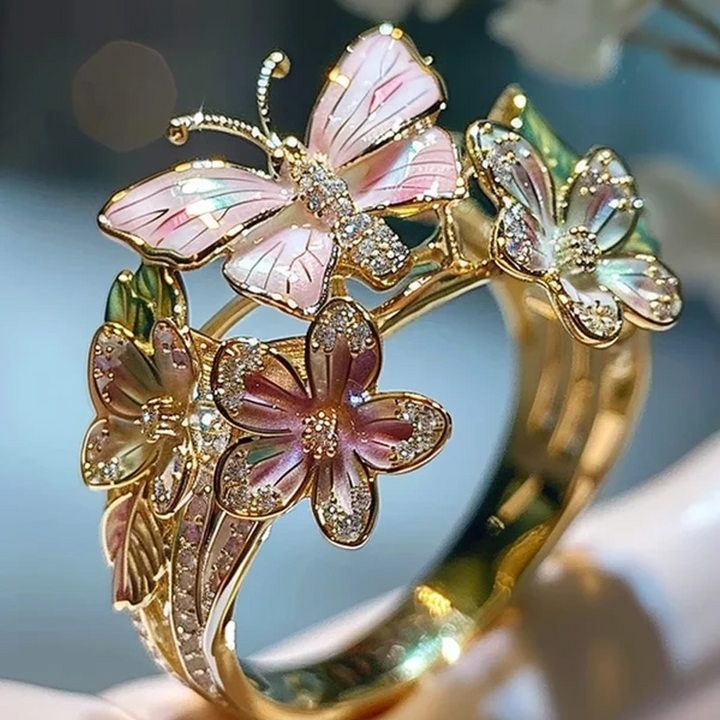 "Elegant fjärilsformad ring i roséguld och silver, justerbar storlek. Smyckad med gnistrande pavé-stenar. Damsmycke."