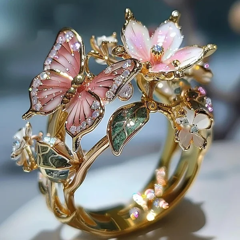 "Elegant fjärilsformad ring i roséguld och silver, justerbar storlek. Smyckad med gnistrande pavé-stenar. Damsmycke."