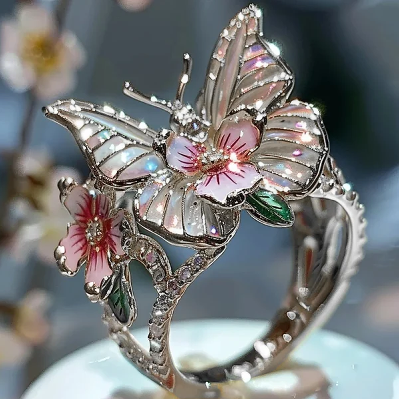 "Elegant fjärilsformad ring i roséguld och silver, justerbar storlek. Smyckad med gnistrande pavé-stenar. Damsmycke."