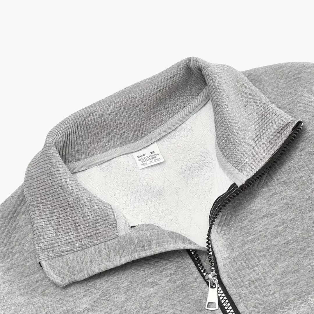 Höst- och vintertröja för herr. Flätstickad pullover med modern halv dragkedja för en elegant look.