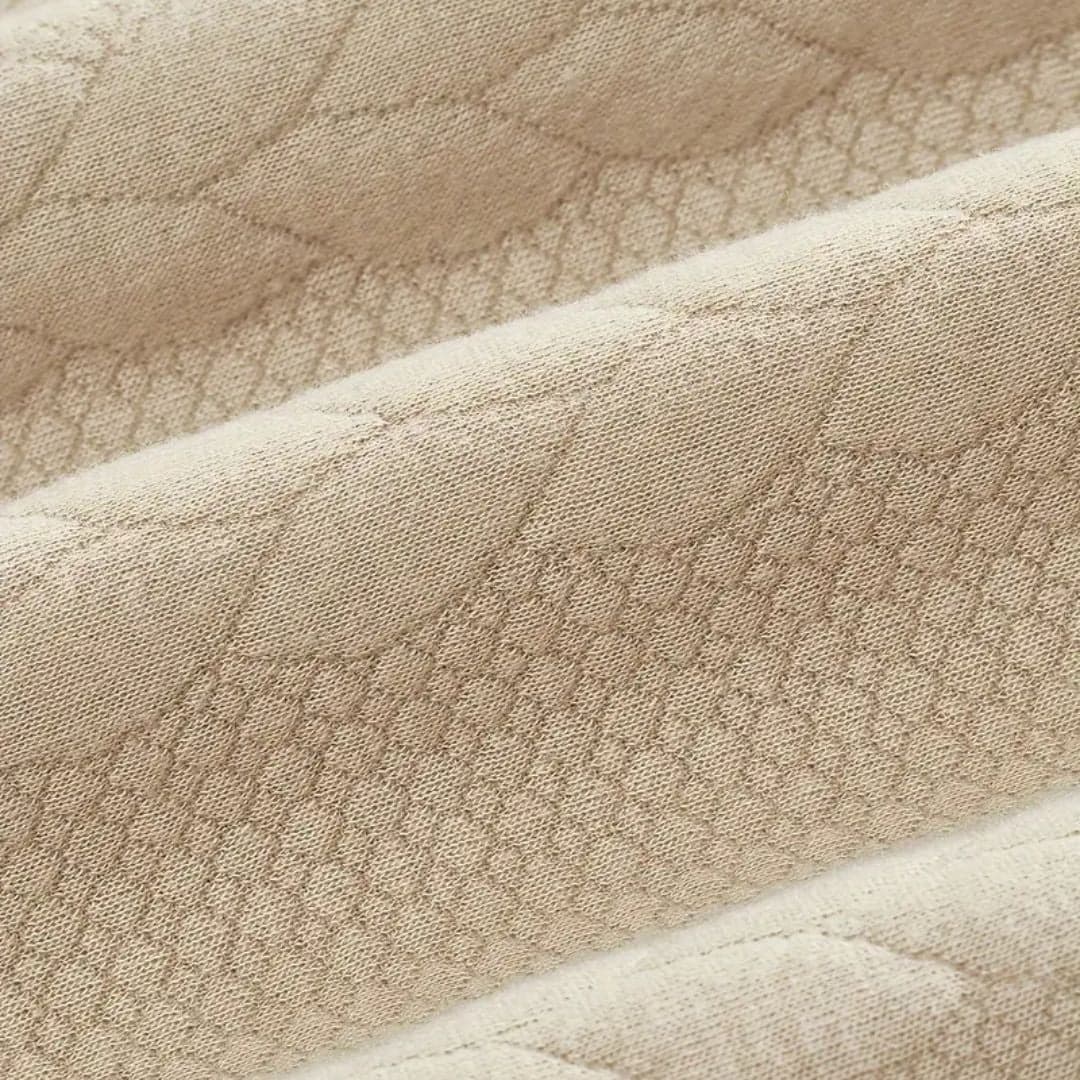 Flätstickad herrtröja med elegant halv dragkedja. En bekväm och stilfull pullover för herr.