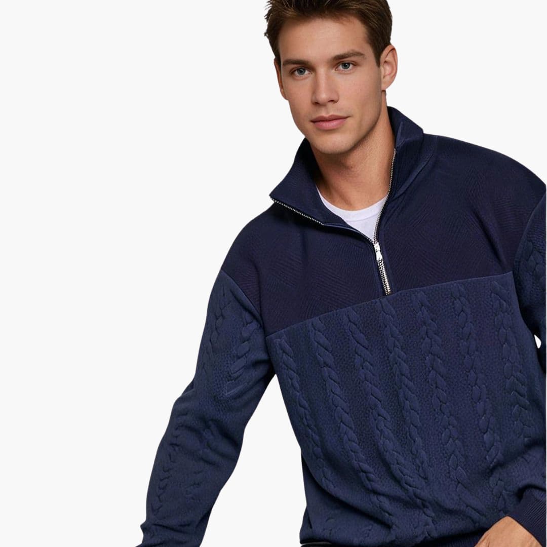 Herr pullover med flätstickning och halv dragkedja. En modern och tidlös stickad tröja.