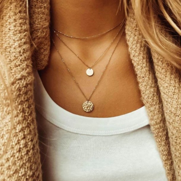 Detaljerat silverhalsband i flerskiktsdesign med polerade cirkelhängen. Exklusivt och tidlöst smycke för kvinnor.
