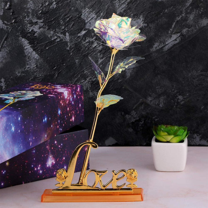 Dekorativ Galaxy Rose i 24k guldplätering med glittrande blad och holografiskt sken, perfekt för lyxig hemdekor.