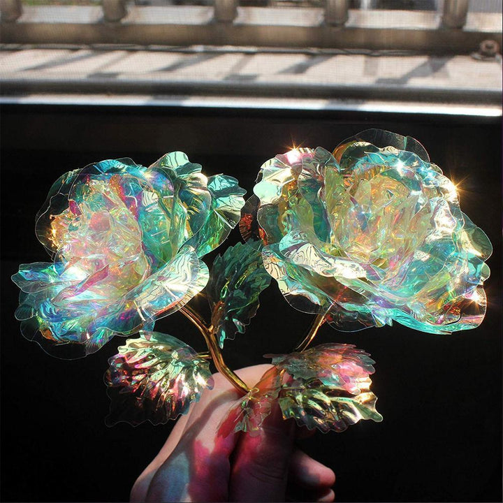Dekorativ Galaxy Rose i 24k guldplätering med glittrande blad och holografiskt sken, perfekt för lyxig hemdekor.