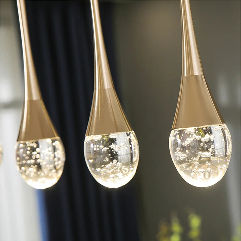 Elegant glashänglampa med varmt ljus för mysig atmosfär. Modern taklampa och belysning i stilren design.
