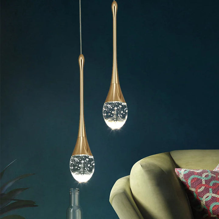 Varmt sken från dekorativ taklampa i glas. Skapar mysig atmosfär i vardagsrum med elegant inredning.