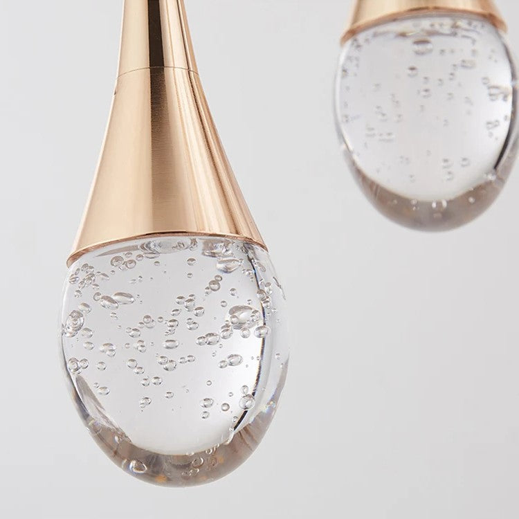 Modern glashänglampa för kök. Ger varmt ljus och stilren belysning över matplatsen. Dekorativ detalj.