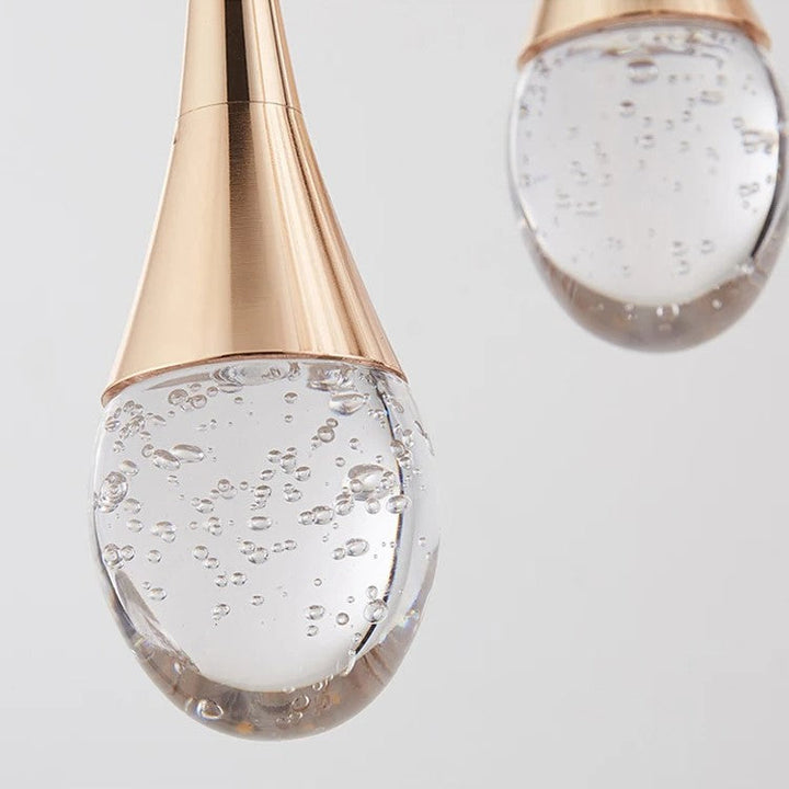 Modern glashänglampa för kök. Ger varmt ljus och stilren belysning över matplatsen. Dekorativ detalj.