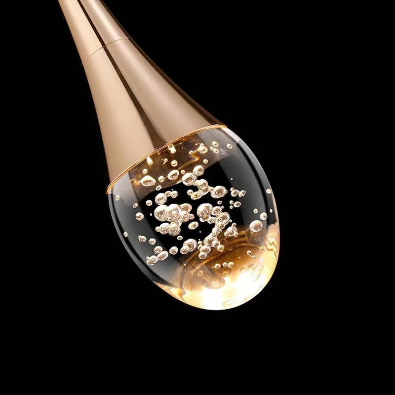 Elegant vardagsrumslampa i glas med varmt ljus. Perfekt inredning som skapar en mysig atmosfär i hemmet.