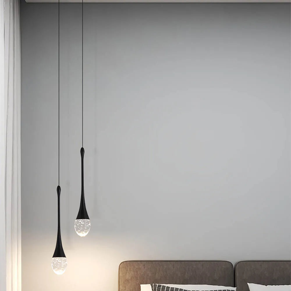 Stilfull taklampa av glas, modern hänglampa som sprider behagligt varmt ljus. Perfekt för inredning.