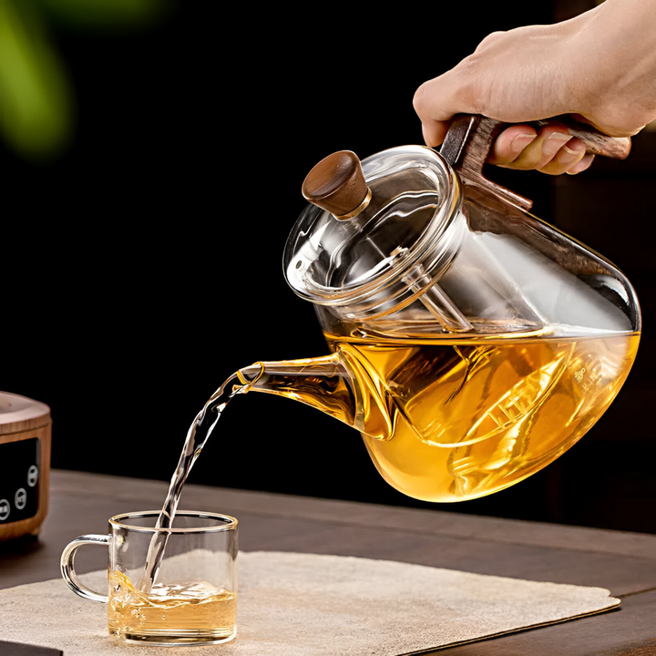 Stilren, elegant glastekanna 900ml. Robust borosilikatglas med praktiskt handtag & integrerad tesil.