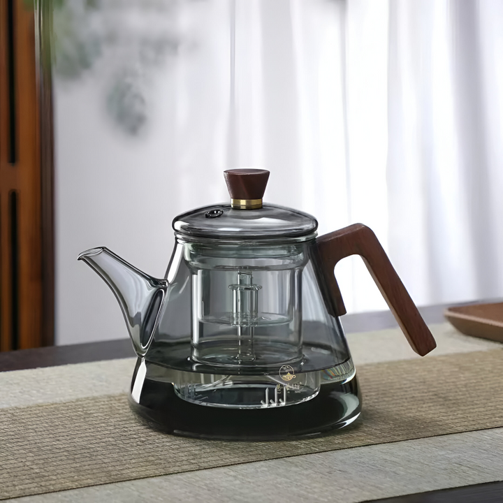 Stor 900ml glastekanna med tesil, perfekt för familjefika eller flera koppar te. Elegant design.
