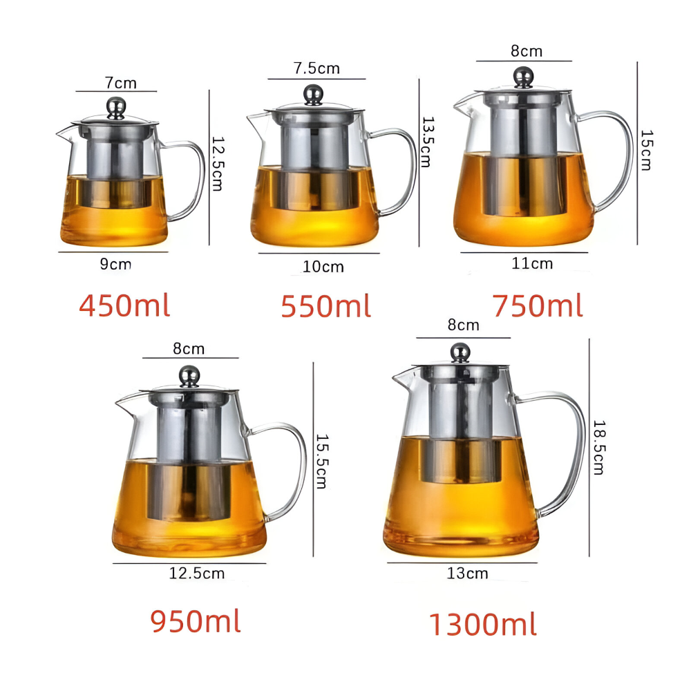 Tom, värmetålig glastekanna med avtagbar sil, redo för tebryggning. Elegant köksredskap till hemmet.