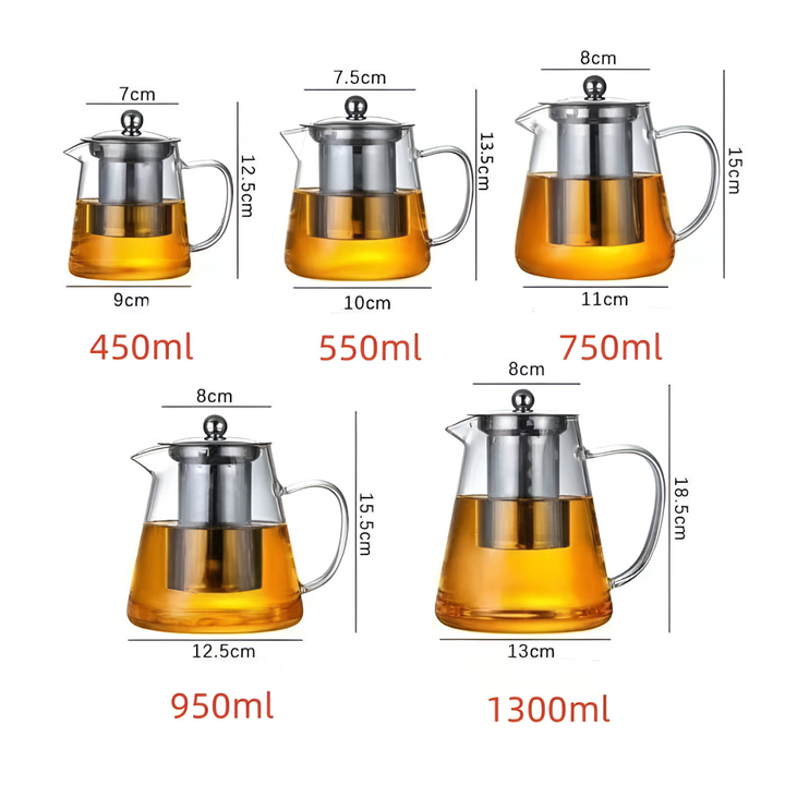 Tom, värmetålig glastekanna med avtagbar sil, redo för tebryggning. Elegant köksredskap till hemmet.