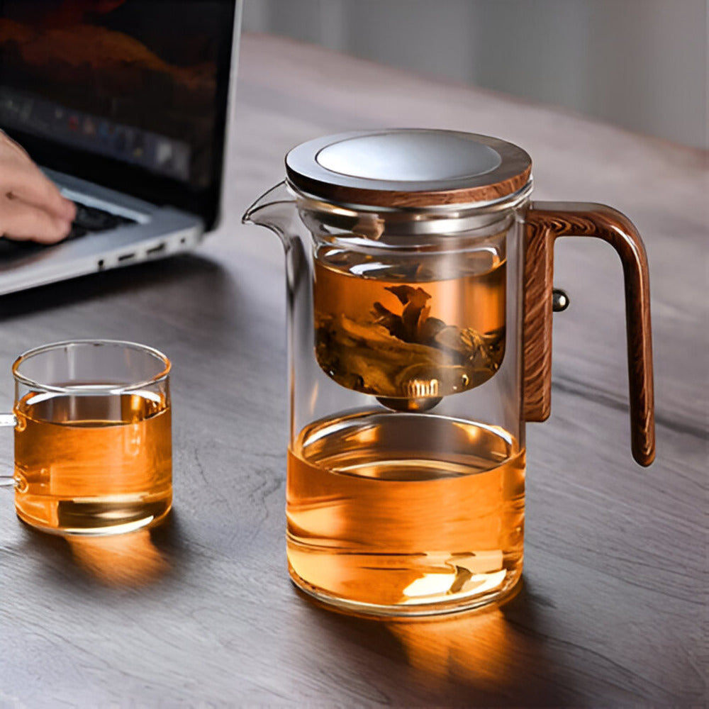 Modern tekanna av klart glas med praktisk infuser, idealisk för bryggning av ditt favoritte.