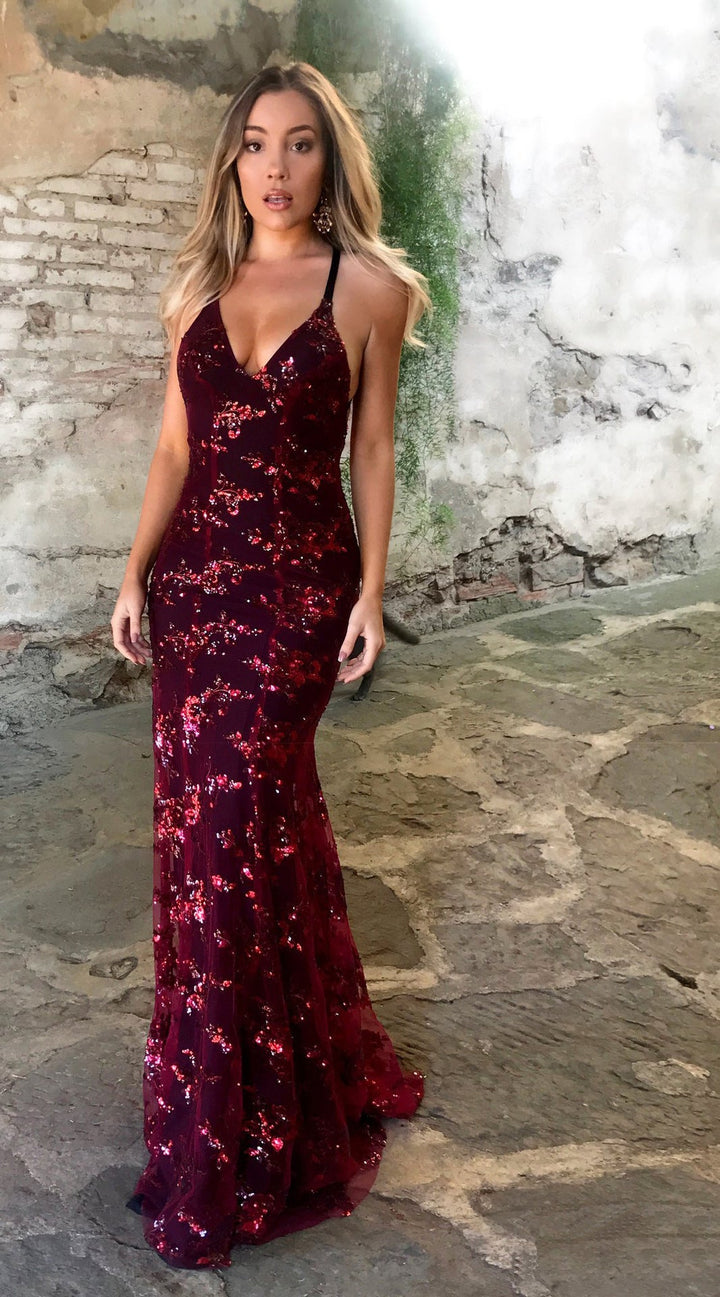 Damernas glittrande aftonklänning, lång modell med slits och öppen rygg. En elegant kvällsklänning för fest.
