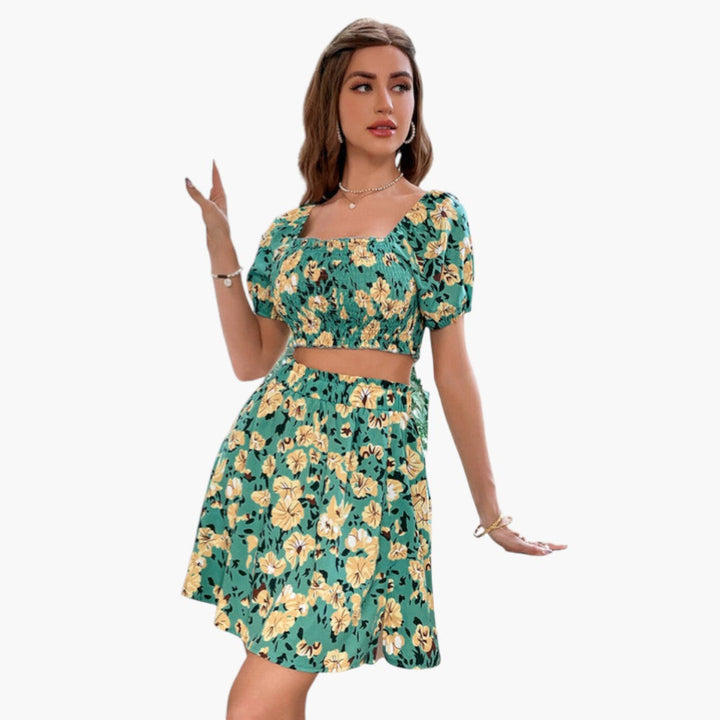 Grönt elegant kjolset med puffärmar och blommönster. Idealisk för fest eller vardag på sommaren.