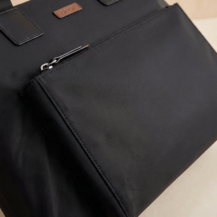 Funktionell laptopväska i canvas, unisex. Organiserade fack för laptop, dokument och tillbehör. Idealisk för jobb.