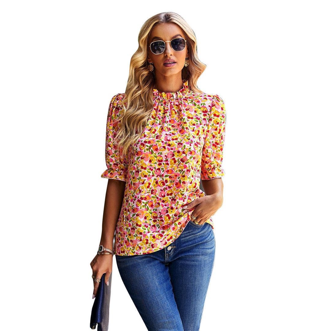 Trendig gul blus med blommönster och eleganta puffärmar, en modern topp för en sofistikerad look.