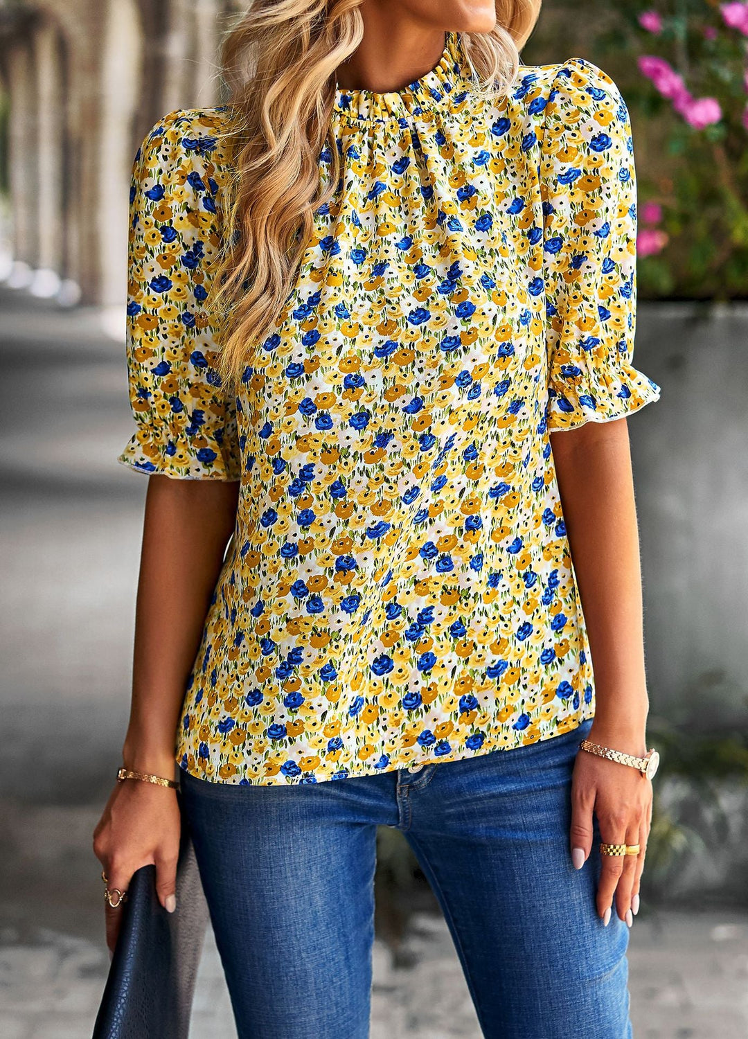 Chic gul damblus med blommönster och voluminösa puffärmar, en mångsidig topp för kvinnlig sommarstil.