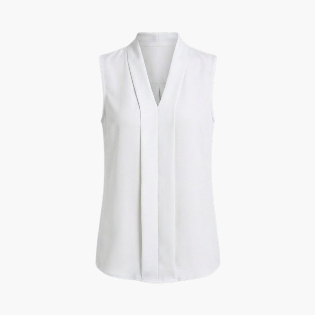 Elegant sommar damtopp i vit, ärmlös med V-ringning & chic veckad front. Bekväm blus för alla tillfällen.