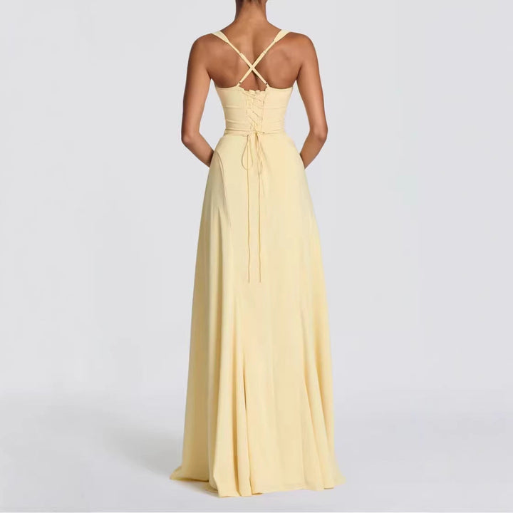 Vacker blå aftonklänning för dam, lång modell med hjärtformad urringning. Flödande tyg för en elegant look.
